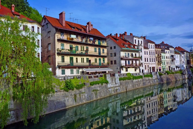Ljubljana: Megfizethető, szórakoztató és gyönyörű: a szlovén főváros egy alig ismert tavaszi gyöngyszem. Reneszánsz és szecessziós épületek, dombtetőn álló középkori kastély és fákkal szegélyezett Ljubljanica folyó levelezőlapra illő szépséget tár elénk. Ljubljana: Megfizethető, szórakoztató és gyönyörű: a szlovén főváros egy alig ismert tavaszi gyöngyszem. Reneszánsz és szecessziós épületek, dombtetőn álló középkori kastély és fákkal szegélyezett Ljubljanica folyó levelezőlapra illő szépséget tár elénk.