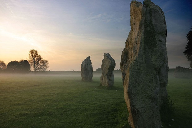 Avebury, Anglia: Wiltshire megye őrzi Európa egyik legnagyobb és legszebb történelem előtti emlékművét, egy ősi, nagyjából 5000 éves, koncentrikus körökből álló kőszentélyt. A helynek úgy tudni, különleges aurája van, ezért sokan zarándokolnak ide. Avebury, Anglia: Wiltshire megye őrzi Európa egyik legnagyobb és legszebb történelem előtti emlékművét, egy ősi, nagyjából 5000 éves, koncentrikus körökből álló kőszentélyt. A helynek úgy tudni, különleges aurája van, ezért sokan zarándokolnak ide.