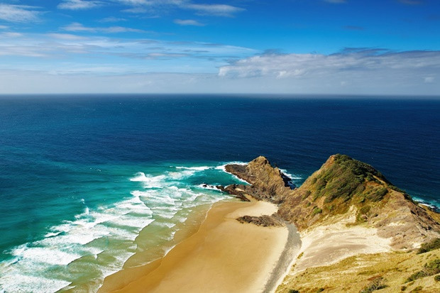 Cape Reinga, Új-Zéland: Az északi partszakasz csúcsán, ahol a Tasman-tenger és a Csendes-óceán találkozik, egy Maori-legenda szerint a vad Cape Reinga - más néven Te Reinga Wairua, az a hely, ahol a szellemek átlépnek a másvilágra az életből. Cape Reinga, Új-Zéland: Az északi partszakasz csúcsán, ahol a Tasman-tenger és a Csendes-óceán találkozik, egy Maori-legenda szerint a vad Cape Reinga - más néven Te Reinga Wairua, az a hely, ahol a szellemek átlépnek a másvilágra az életből.