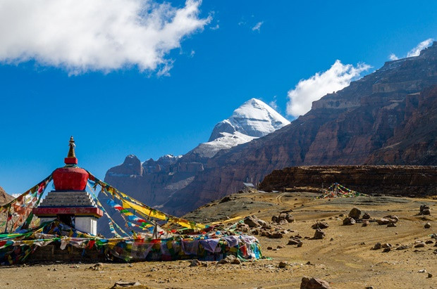 Kajlás-hegy, Tibet: A 6714 m magas hegy csúcsa meglepően szimmetrikus, piramis formájú, egész évben hó borítja, ezért számos legenda kapcsolódik hozzá. Ázsia hatalmas folyóinak forrása, amelyet milliárdok tisztelnek szentként vallástól függetlenül. Kajlás-hegy, Tibet: A 6714 m magas hegy csúcsa meglepően szimmetrikus, piramis formájú, egész évben hó borítja, ezért számos legenda kapcsolódik hozzá. Ázsia hatalmas folyóinak forrása, amelyet milliárdok tisztelnek szentként vallástól függetlenül.