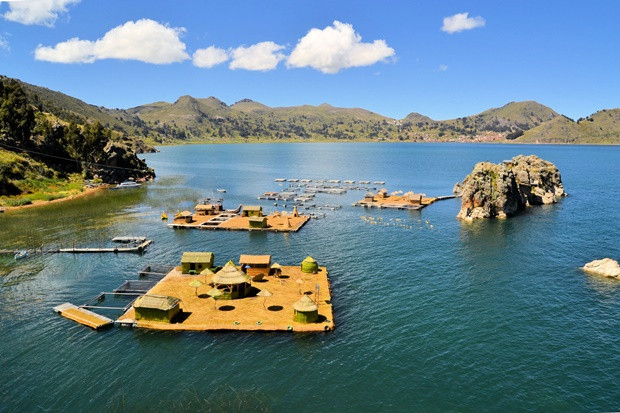 Titicaca tó, Peru: A 3800 méteres tengerszint feletti magasságban csillogó, hatalmas Titicaca-tó kiemelkedő szerepet játszott az Inka civilizáció megszületésében, ezért is vált aztán fontos vallási központtá. Titicaca tó, Peru: A 3800 méteres tengerszint feletti magasságban csillogó, hatalmas Titicaca-tó kiemelkedő szerepet játszott az Inka civilizáció megszületésében, ezért is vált aztán fontos vallási központtá.