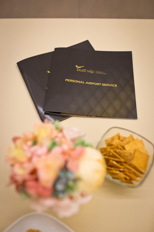 A VIP váró minőségi étel- és italkínálattal várja az üzleti és egyéb VIP utazókat, akik, ha idejük engedi, a repülőtér egyik éttermének étlapjáról is rendelhetnek.