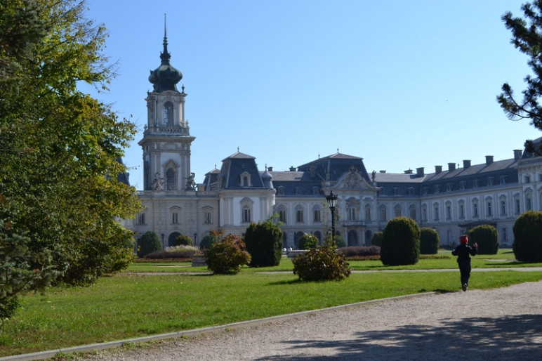 A Festetics-család keszthelyi ágának alapítója Festetics Kristóf (1696–1768) volt, aki 1745-ben kezdte el a kastély építtetését. Ha valaki a Balatonnál jár és szereti a történelmet, akkor érdemes itt körbenéznie. A Festetics-család keszthelyi ágának alapítója Festetics Kristóf (1696–1768) volt, aki 1745-ben kezdte el a kastély építtetését. Ha valaki a Balatonnál jár és szereti a történelmet, akkor érdemes itt körbenéznie.