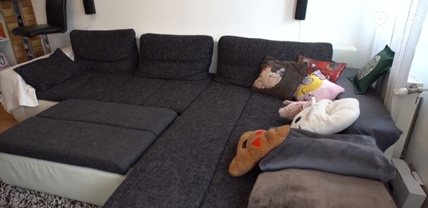 A nappali a fő életterük, sok időt töltenek a tágas, ízlésesen berendezett helyiségben A nappali a fő életterük, sok időt töltenek a tágas, ízlésesen berendezett helyiségben