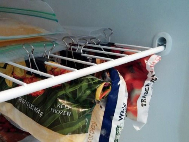 CSIPESZEK - A zacskós dolgokat simán felcsipeszelhetjük, így elegánsabbak lesznek és valószínűleg nem is pakolgatjuk őket össze-vissza, így nem nyomódnak meg bennük a cuccok. CSIPESZEK - A zacskós dolgokat simán felcsipeszelhetjük, így elegánsabbak lesznek és valószínűleg nem is pakolgatjuk őket össze-vissza, így nem nyomódnak meg bennük a cuccok.