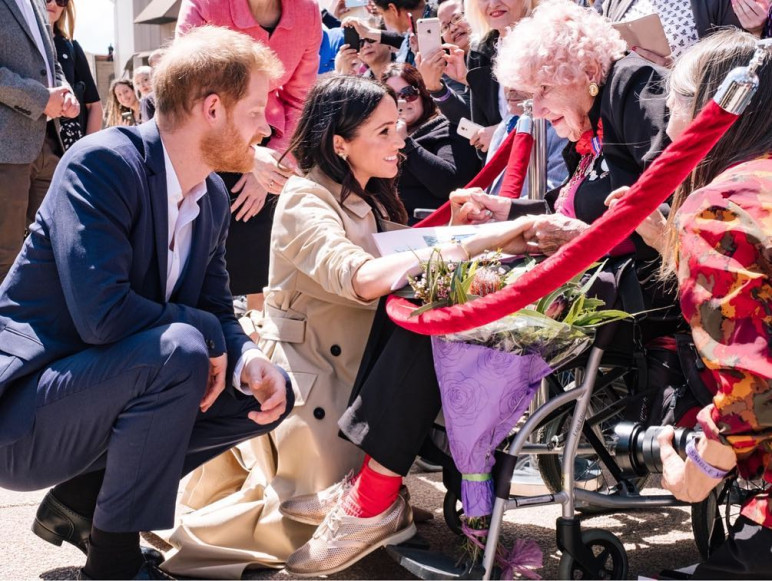 Harry bemutatta Meghant annak a 98 éves Daphne Dunne-nak, akivel már 2005-ben és 2007-ben is találkozott. Harry bemutatta Meghant annak a 98 éves Daphne Dunne-nak, akivel már 2005-ben és 2007-ben is találkozott.