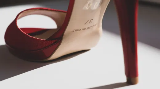 Ez az oka, hogy először nem a nők, hanem a férfiak körében terjedt el a magas sarkú cipő Ez az oka, hogy először nem a nők, hanem a férfiak körében terjedt el a magas sarkú cipő