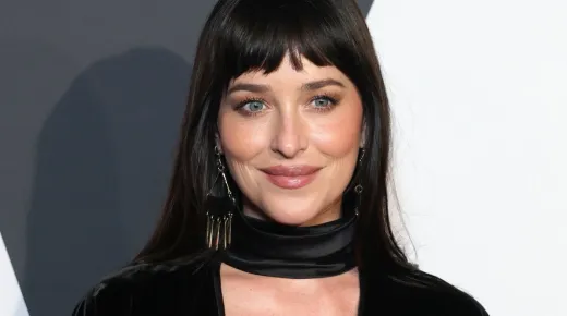 Dakota Johnson olyan kivágott ruhát vett fel, hogy egy pillanatra mindenkinek elakadt a lélegzete: mi is csak pislogunk Dakota Johnson olyan kivágott ruhát vett fel, hogy egy pillanatra mindenkinek elakadt a lélegzete: mi is csak pislogunk