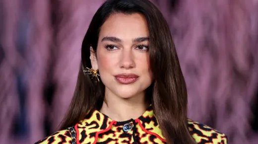 Dua Lipa kabátja abszolút Jolly Joker: ilyen pompás darabot már rég láttunk, mindenhez jól megy