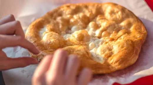 Ettől az egy hozzávalótól finomabb lesz a lángos, mint a balatoni büfékben: filléres alapanyagban rejlik a titok nyitja