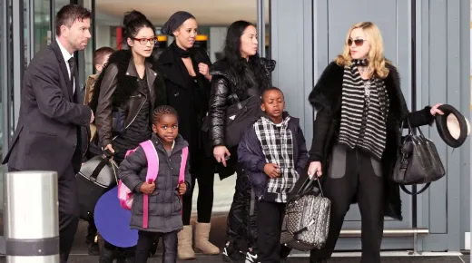 Kitálalt a közeli barát: Így neveli vaskézzel hat gyermekét Madonna Kitálalt a közeli barát: Így neveli vaskézzel hat gyermekét Madonna
