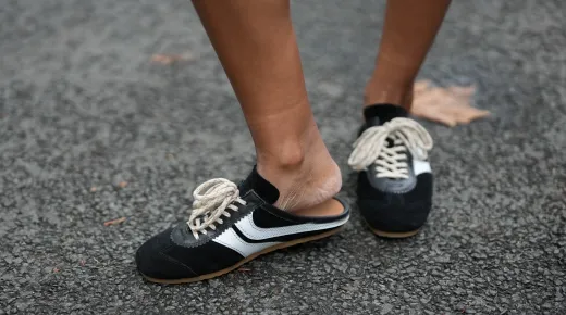 Új kedvenc cipőnk lehet őszre: a "sneaker mule" egyszerre menő és elképesztően kényelmes