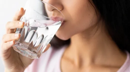 Nem is elég a 2 liter? Ennyi vizet kellene innod az életkorod szerint Nem is elég a 2 liter? Ennyi vizet kellene innod az életkorod szerint