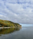 Ez a látvány tárul elénk a Sopot-tól alig 20 percre lévő Gdynia mólójáról, ahonnan a Balti-tenger mélykék vize és az őszi színekben pompázó sziklaszirtek egyszerre láthatóak. Gdynia Lengyelország egyik legfiatalabb városa, amely a 20. században fejlődött kikötővárossá. Ma az ország egyik legfontosabb tengeri központja, ugyanakkor pezsgő kulturális és innovációs közeg is. Itt található a híres Dar Pomorza vitorláshajó-múzeum, valamint a Gdynia Filmfesztivál, amely a lengyel mozi egyik legjelentősebb eseménye. A város tiszta, rendezett, fiatalos hangulatú – tökéletes célpont azoknak, akik szeretik a modern tengerparti városokat.