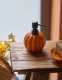 Egy tök formájú szappanadagoló nemcsak praktikus a fürdőszobában, hanem azonnal őszi hangulatot kölcsönöz a helyiségnek. A játékos, mégis stílusos forma feldobja a mosdót, miközben a mindennapi használat során mindig eszünkbe juttatja az évszak szépségeit. Kis apróságnak tűnik, de a részletek teszik igazán otthonossá és hangulatossá az enteriőrt.

Sinsay - tök alakú szappanadagoló - 1.595 Ft
