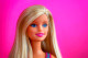 Egy Barbie baba. Ez így talán még nem is hangzik olyan durván. Csakhogy a kislányok kedvenc játékát egy férfi húgycsövében találták meg. A Buzzfeed cikkében leírják, hogy az úr egy guminőt rendelt az internetről, de amikor ehelyett az ikonikus babát kapta, dühében letépte a Barbie karjait és felhelyezte oda, ahová nagyon nem illik.