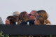 A paparazzikat azonban nem akadályozta meg a testőrökből álló hadsereg, hogy lefotózzák őket.