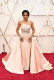 Regina King volt az est egyik fénypontja. A színésznő egy halvány rózsaszín Versace kreációt választott a gálára, mely tökéletesen passzolt a sztár gyönyörű bőréhez, a ruha különleges szabása pedig kiemelte hibátlan alakját. Az összhatást Harry Winston ékszerekkel koronázta meg. Nálunk 10 pontot kapott.