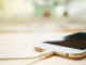 TÖLTŐ. A pcmag.com szerint ha a telefon már teljesen feltöltődött, a további töltés károsítja a telefon aksiját. Nem a túlterhelés, hanem a hő, amit generál, és ha te a párnádon, vagy olyan felületen hagyod hosszú időre, ahol esélye sincs lehűlni a telefonodnak töltés közben, hamar búcsút vehetsz tőle.