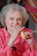 Betty White nem volt szégyellős, úgy esett neki annak a hot-dognak, mintha nem lett volna másnap.