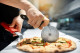 A pizzavágó kerék igen hasznos konyhai segédeszköz, amit nemcsak pizzaszeleteléshez használhatsz. A zöldnövények, például a zöldhagyma vagy a petrezselyem aprításához is tökéletes lehet, hiszen a darabolás ezzel az eszközzel rendkívül egyszerű lesz, mindössze oda-vissza kell görgetned a kereket a zöldségen, és olyan finomra vágni azt, amilyenre szükséged van.