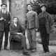 1910-ben, az Edward-kori divatban napközben mindig öltönyt viseltek a férfiak, ami általában kockás, vagy hajszálcsíkos volt. Színekben a barna és annak árnyalatai, sárga, fekete domináltak. Kiegészítőként csokornyakkendőt és siltes sapkát viseltek, a szemüveg pedig kerek lencséjű volt. Esténként fekete fekete frakkot húztak, fehér inggel, csokornyakkendővel. A sporteseményekre fehér öltönyt húztak fehér nadrággal és kalappal, kiegészítőként a sétabot is népszerű volt. 