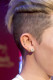 Miley Cyrus a LOVE szót varratta a fülére.