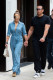 Jennifer Lopez egy könnyű farmer anyagból készült overált választott.