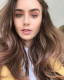 A gyönyörű színésznő, Lily Collins is a természetes, vastag, olykor keszekusza stílust részesíti előnyben.