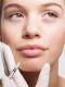 BOTOX. A hollywoodi sztárok jelentős része nem tudja, hol a határ, és az örök fiatalságra vágyó nők is beleesnek ebbe a hibába. A túlzott botoxolás és ráncfeltöltés többet ár, mint használ. Egy idő után visszavonhatatlanul tűnünk majd öregebbnek, mint amennyik vagyunk. Donatella Versace mesélhetne.