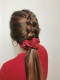 Feltűnő fonat

Egy ehhez hasonló frizura megoldáshoz még passzolhat is egy élénk scrunchie, a piros például jó választás lehet, de csak abban az esetben, ha a felsőd is ilyen színű, különben nem lesz monokróm az összkép.
