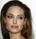 Mandula

Ilyen szemformája van például Angelina Jolie-nak is, így te is láthatod, nem lehetetlen gyönyörű, mutatós sminkeket készíteni ebben az esetben sem. Érdemes itt is egy semleges alappal kezdeni, majd a mélyítőívben bézs árnyalatokat használni. A mozgó szemhéjra vigyél fel arany vagy terrakotta színt, aztán addig mosd őket össze, míg az éles vonalak megszűnnek, a színek egymásba folynak. Érdemes szemceruzával a szempillatőhöz vonalat húzni majd azt óvatosan elmaszatolni a füstös hatásért. A külső szempillákat érdemes festékkel hangsúlyozni.