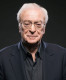Michael Caine - Az angol színész már több mint száz filmben szerepelt. Kétszer tüntették ki Oscar-díjjal, először Woody Allen Hannah és nővérei, majd Lasse Hallström az Árvák hercege című filmjében nyújtott alakításáért. Jelenleg 86 éves és esze ágában sincs nyugdíjba vonulni.