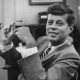 Arvad híre miatt Kennedy apja nem akarta, hogy a fiának bármi köze legyen a nőhöz, ezért egy darabig titokban találkozgattak, majd kényszerítették JKF-t arra, hogy vessen véget a románcnak.