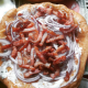 Ha már lángos, akkor legyen jó kis magyaros, nem igaz? Tejfölösen, lilahagymával és gazdagon megpakolva baconnel, hát, hogy is mondjuk, nem túl diétás fogás. Ha már lángos, akkor legyen jó kis magyaros, nem igaz? Tejfölösen, lilahagymával és gazdagon megpakolva baconnel, hát, hogy is mondjuk, nem túl diétás fogás.