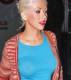Christina Aguilera - Az énekesnő mindkét mellében visel ékszert, karika alakút