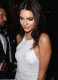 Kendall Jenner - Bár fehér a ruha, a bal bimbóban felfedezhető a kis ékszer