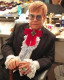 Elton John még akkor sem veszi le a napszemüvegét, ha épp a wc-n van. Elton John még akkor sem veszi le a napszemüvegét, ha épp a wc-n van.