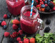 1. A bogyókban található antioxidánsok fiatalon tarthatnak. Serkentik a legkisebb véredények keringését, és küzdenek az agresszív szabad gyökökkel, amelyek felelősek a bőr korai öregedéséért. Az E-vitamin tartalmuk miatt pedig biztosítják a bőr rugalmasságát.