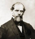 Bár a Brooklyn híd ötletgazdája Roebling volt, a mérnök nem élte meg, hogy készen lássa remekművét. 1869-ben ugyanis épp méréseket végzett, amikor is a tervező lábujjait összezúzták a vasoszlopok, amiket egy éppen kikötni készülő komphajó lökött meg. Habár a sérült testrészeket amputálták, nem sokkal a műtét után Roebling tetanuszban meghalt. Itt azonban még nem értek véget a tragikus történések…