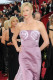 Charlize Theron ezt a rózsaszín Dior ruhát választotta a vörös szőnyegre, amely cseppet sem elegánsan emeli ki a szépség melleit.