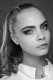 A színésznő/modell Cara Delevingne-nak is vastag, természetes szemöldöke a védjegye.