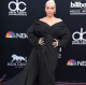 Már ezen a képen is lehet látni, valami nem kerek Christina Aguilera szájával. Hogy mi? Az csak akkor derül ki, ha közelebbről is megnézzük a képet... Már ezen a képen is lehet látni, valami nem kerek Christina Aguilera szájával. Hogy mi? Az csak akkor derül ki, ha közelebbről is megnézzük a képet...