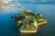 Isola Bella, Olaszország

A Lago Maggiore tónál található Isola Bella szigete kétségkívül az egyik legszebb olasz sziget, aminek ékköve a Borromeo-palota, és annak virágos, szökőkutakkal tarkított pompás kertje. Ha szemfülesek vagyunk, még fehér pávákat is láthatunk a kertben, ahogyan az állatok az angyalokat és isteneket ábrázoló szobrok között lépdelnek.