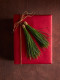 A piros csomagolás már önmagában nagyon dekoratív szín, de egy zöld dísszel karácsonyosabbá, látványosabbá tehetjük A piros csomagolás már önmagában nagyon dekoratív szín, de egy zöld dísszel karácsonyosabbá, látványosabbá tehetjük