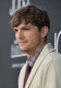 Ashton Kutcher azt mondta, az első ágyjelenete egy elég kínos szituáció volt. Az egyik barátja hozta össze egy lánnyal, akivel kettesben voltak egy erdőben. Hogy a színész saját szavaival éljünk, úgy írta le az esetet, hogy "az egész két másodpercig tartott", és mivel roppant szerencsétlennek érezte magát, a jelenet örökre a fejébe égett. Később muszáj volt megismételnie az együttlétet ugyanezzel a csajjal, hogy bizonyítsa, tud ő ennél jobbat.