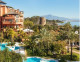 Az óriás méretű fenyő a Kempinski Hotel Bahia épületében kapott helyet, Spanyolországban.