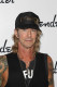 Duff McKagan - A Gunns'n'Roses basszusgitárosa dorbézolásai miatt hasnyálrepedéssel kórházba került, ahol unalmában elkezdte olvasgatni az adóbevallását. A Seattle University-n közgazdász diplomát szerzett, majd pénzügyi tanácsadó céget alapított.