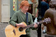 Ezen a fotón a 13 éves Ed Sheeran látható. Édesapja kapta el a pillanatot, amikor egy szál gitárral állt ki Galway-ben a közönség elé. Azóta pedig nem csak az ír közönség tapsolja meg a tehetséges zenészt. Ezen a fotón a 13 éves Ed Sheeran látható. Édesapja kapta el a pillanatot, amikor egy szál gitárral állt ki Galway-ben a közönség elé. Azóta pedig nem csak az ír közönség tapsolja meg a tehetséges zenészt.