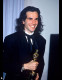 Íme a fiatal Daniel Day-Lewis, kezében egy aranyszobrocskával. Ekkor még 1990-et írunk.